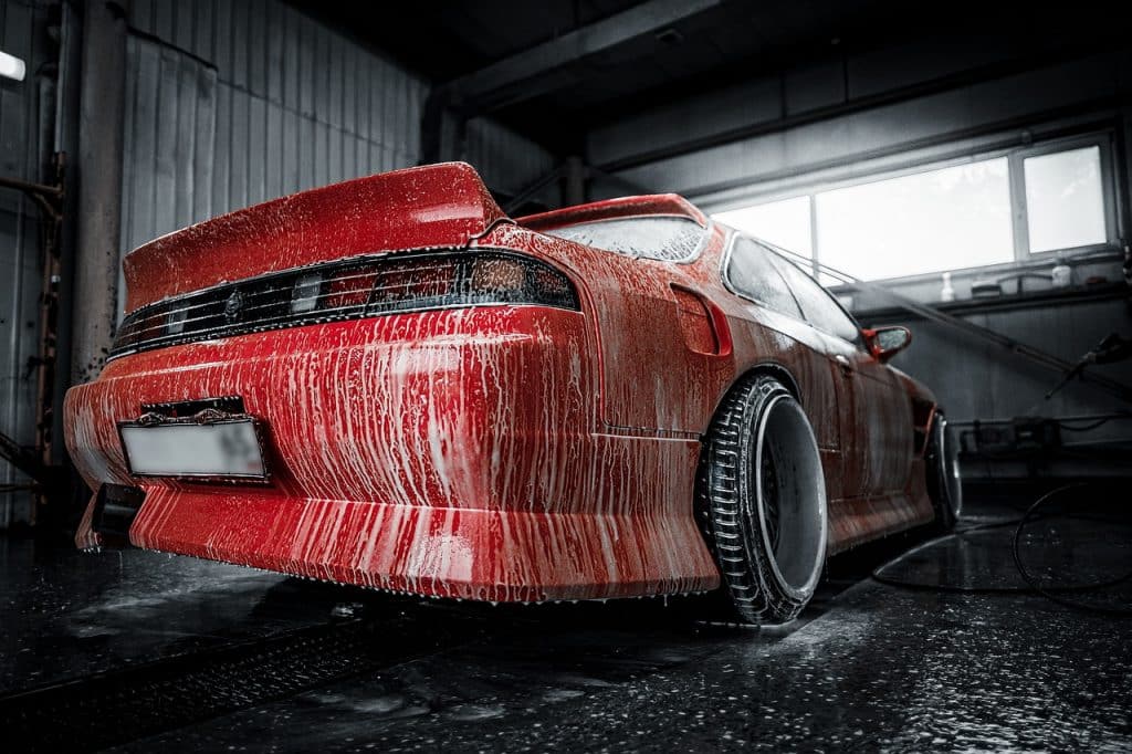 Die Vorteile professioneller Autoaufbereitung
Autoaufbereitung von roter Nissan Silvia in der Garage