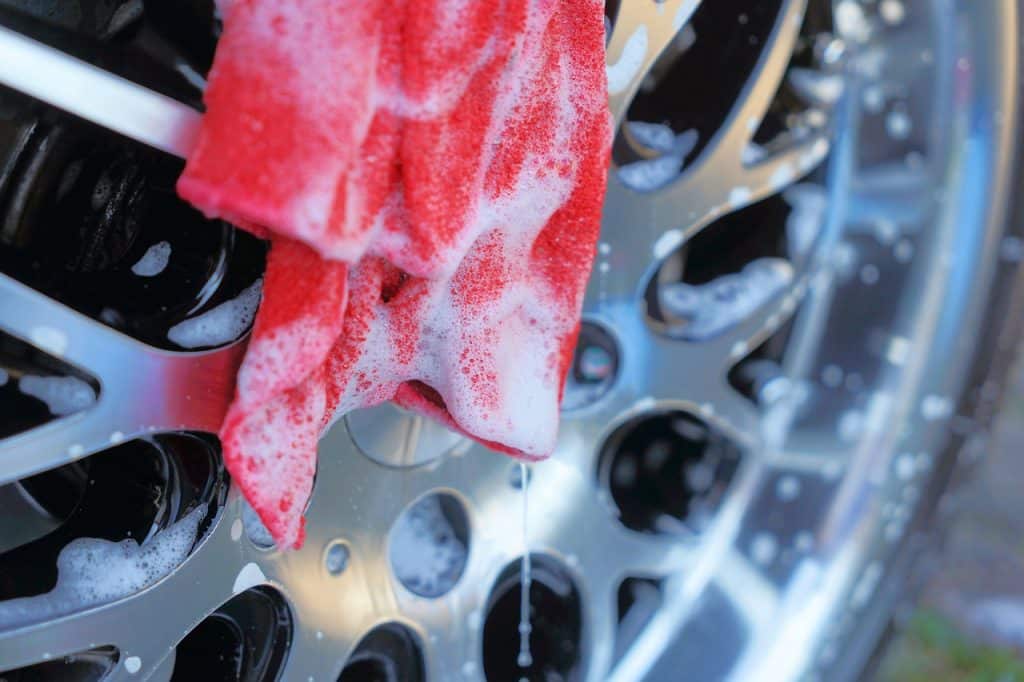 Die Vorteile professioneller Autoaufbereitung
Autofelge mit rotem Handtuch für Autoaufbereitung