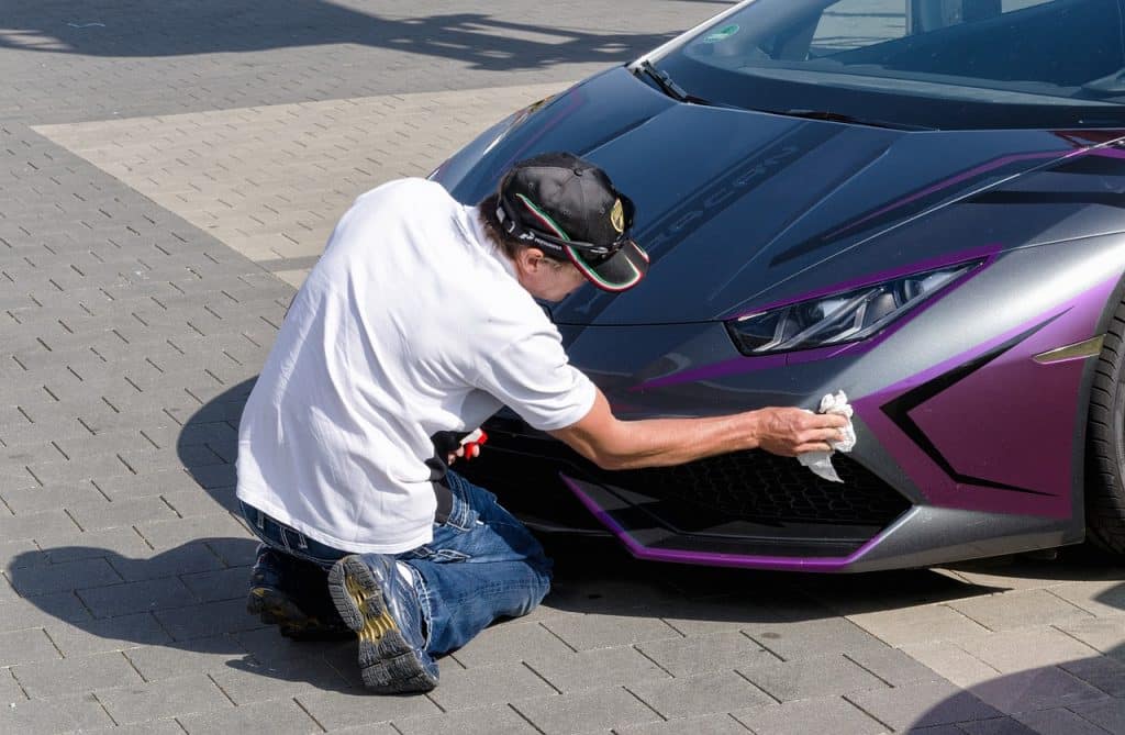 Die Vorteile professioneller Autoaufbereitung Autopflege lila Lamborghini. Fürstenberg